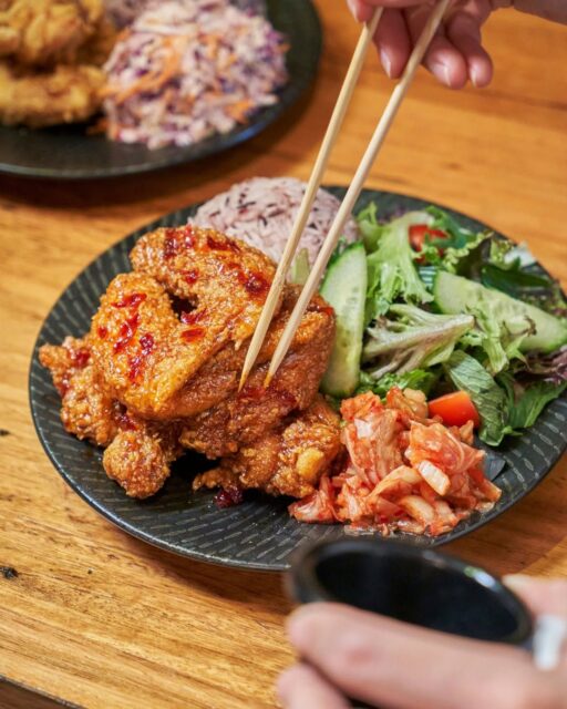 Nothing beats @nenechicken_aus’ crispy, golden chicken paired with tangy kimchi. The perfect combo for a delicious lunch! 🍗🥢Order for pick up or delivery on their website.